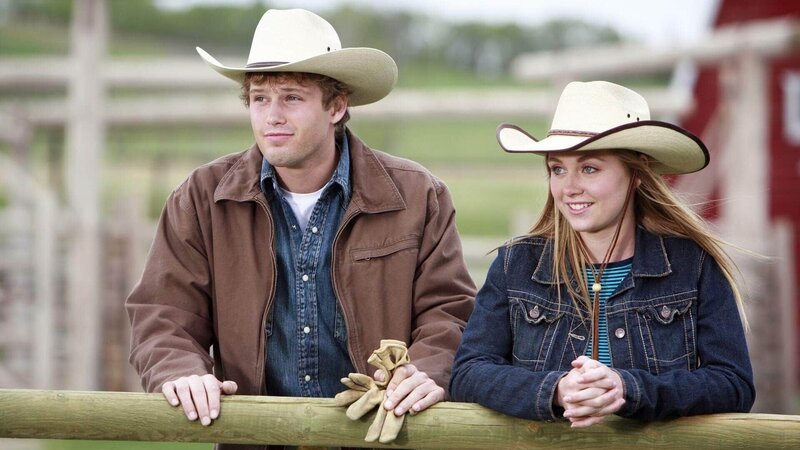 Amy (Amber Marshall) und der neue Rancharbeiter Caleb (Kerry James) beobachten einen Mustang-Hengst. – Bild: MG RTL D