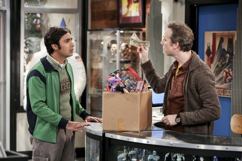 Um Raj (Kunal Nayyar, l.) zu helfen, bietet Stuart (Kevin Sussman, r.) ihm einen besonderen Job an. Aber würde Raj wirklich alles tun, um auf die Comic-Con gehen zu können? – Bild: 2016 Warner Brothers Lizenzbild frei