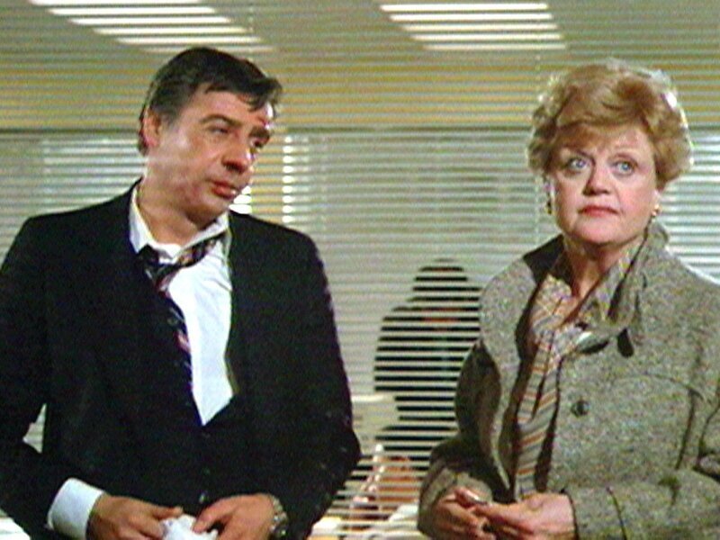 Jessica Fletcher (Angela Lansbury) versucht mit Harry McGraw (Jerry Orbach) den Tod eines Jugendfreundes aufzuklären. – Bild: Warner TV Serie