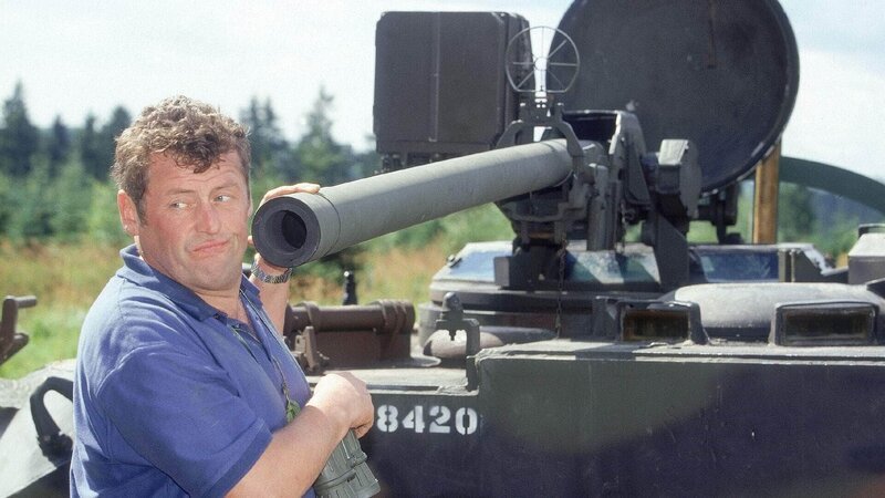 Selbst ein Panzer kann Benno (Willi Thomczyk) nicht erschrecken. Er will den Survival-Trip mit seinen Jungs fortsetzen. – Bild: MG RTL D