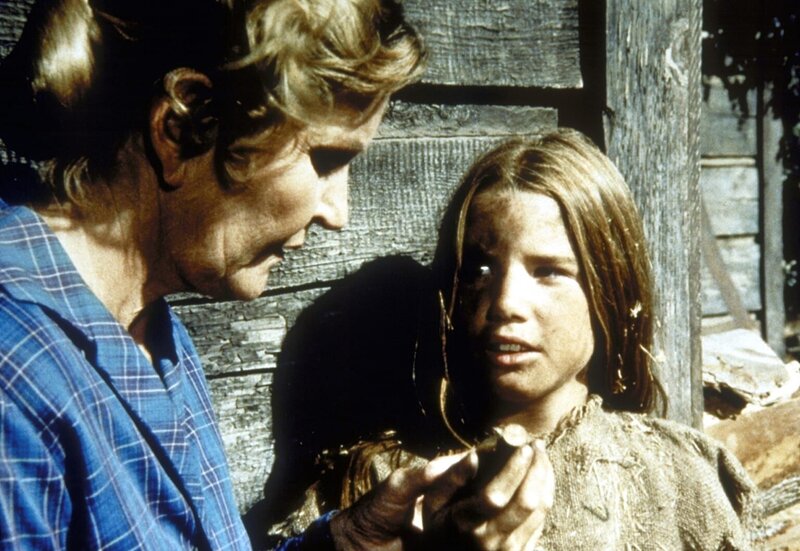 Mrs. Hillstorm (Eve McVeagh, l.) blickt skeptisch auf Lauras (Melissa Gilbert, r.) Medizin. – Bild: Worldvision Lizenzbild frei