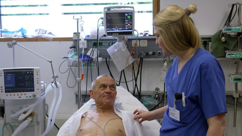 Oberärztin Dr. Julia Lengl vom Agaplesion-Bethesda-Krankenhaus in Hamburg-Bergedorf im Gespräch mit einem Patienten – Bild: RTLZWEI