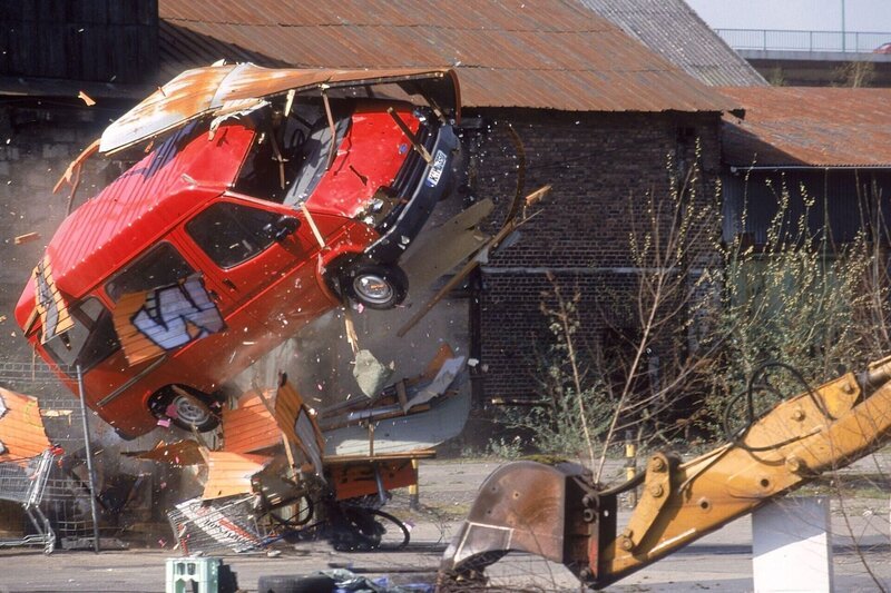 Mike steuert den Transporter in ein Hindernis und verliert die Kontrolle über den Wagen … – Bild: Foto: RTL /​ Guido Engels