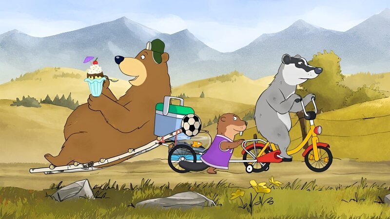 Dr. Brumm, Bibi, Dachs und Pottwal auf dem Weg nach Hause. Dr. Brumm isst genüsslich einen Eisbecher. – Bild: rbb/​MDR/​TRIKK17