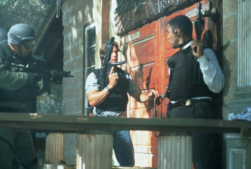 Steve Sloan (Barry Van Dyke, Mitte); Agent Ron Wagner (Harry Lennix, r.) – Bild: MMXVII CBS Broadcasting Inc. Lizenzbild frei