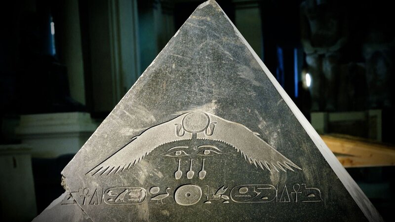 Das Pyramidion der Schwarzen Pyramide Amenemhat III aus Basalt der Pyramide von Dashur – Bild: HISTORY /​ A+E Networks