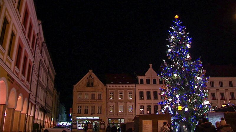 „Glaskugeln, Strohsterne und Lametta – Eine Kulturgeschichte des Christbaumschmucks“, Ein festlich geschmückter Christbaum ist eine vielgeliebte Weihnachtstradition, auf die nur wenige verzichten wollen. Der Film entführt in eine Welt voller regionaler Besonderheiten in der Ausgestaltung des Baumschmucks.*Weihnachtlich geschmückt  werden die Bäume seit dem frühen 19. Jahrhundert. Anita Lackenberger zeigt uns Glaskugeln und Glasvögel aus Tschechien, gedrechselte Holzkugeln aus der Schweiz sowie geschnitzte aus Südtirol, aber auch essbaren Christbaumschmuck wie etwa die bayrischen „Springerle“. *Für die Holzkugeln wird heimisches Holz verwendet, und es braucht große Erfahrung, Holz-Christbaum-Kugeln individuell herzustellen. Die kulinarischen Köstlichkeiten werden ebenso kunstvoll von Hand gefertigt und z.B. Lebkuchen-Herzen liebevoll mit Zuckerguss verziert, bevor sie ihren Platz auf einem Christbaum-Zweig finden.Honigwachs ist ein weiteres Material, aus dem sich schöner Behang herstellen lässt. Gerne wird es noch mit Goldglitzer und Goldstaub veredelt. Weihnachten ist die Zeit, Träume wahr werden zu lassen: Kinderträume nach einem Paradies-Baum, der ein Christbaum ist – und allzu oft ist ein schöner Christbaum auch ein Traum der Erwachsenen, den sie sich jedes Jahr aufs Neue erfüllen können.Eine Dokumentation von Anita Lackenberger  SENDUNG: 3sat – SA – 19.12.2020⁠–⁠04:20 UHR. – Veroeffentlichung fuer Pressezwecke honorarfrei ausschliesslich im Zusammenhang mit oben genannter Sendung oder Veranstaltung des ORF bei Urhebernennung. – Bild: ORF/​Produktion West/​Gerhard Mader