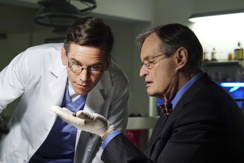 Palmer (Brian Dietzen, l.); Mallard (David McCallum, r.) – Bild: PLURIMEDIA (CBS Broadcasting Inc.)