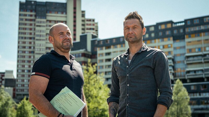 Die Gerichtvollzieher Alexander Glatzel (r.) und Lars Hübner (l.) bearbeiten im Jahr etwa 2500 Fälle. – Bild: ZDF und Christian Leunig