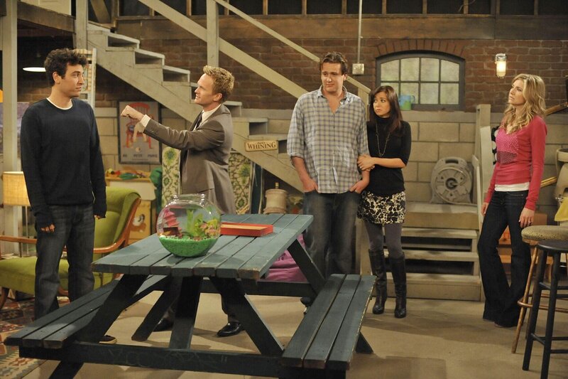 Ted (Josh Radnor, l.) überredet seine Freunde Barney (Neil Patrick Harris, 2.v.l.), Lily (Alyson Hannigan, 2.v.r.), Robin, Marshall (Jason Segel, M.) mit zu Stella (Sarah Chalke, r.) nach New Jersey zu fahren. Doch für die Freunde ist New Jersey eine Provinz. Und als sie dann noch im trostlosen Partykeller von Stella landen, ist das Chaos perfekt … – Bild: 20th Century Fox International Television Lizenzbild frei