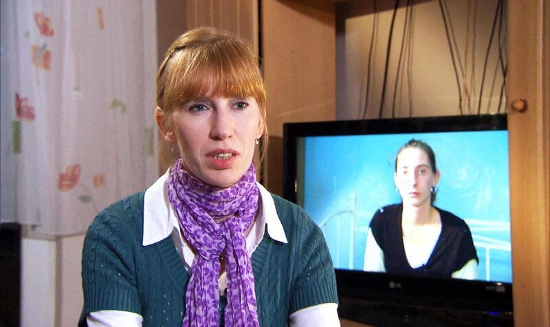 Die 38-jährige Lilli (li.) schaut sich Nadines Videobotschaft an. – Bild: RTL II