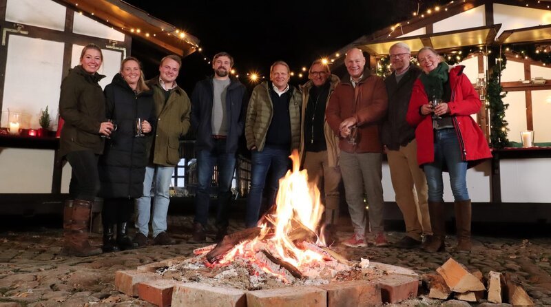 Björn Freitag (5.v.l.) und Frank Buchholz (6.v.l.) feiern Weihnachten mit ihren Gästen auf dem Meierhof Rassfeld mit weihnachtlichen Orangen-Punsch an der Feuerstelle. V.l.n.r. Theresa Coßmann, Margarete Ribbecke, Thedel Haver Rassfeld, Georg Ehringhausen, Björn Freitag, Frank Buchholz, Jörg Terjung, Friedrich Wilhelm Haver Rassfeld, Iris Haver Rassfeld. – Bild: WDR/​Andrea Ahmadi