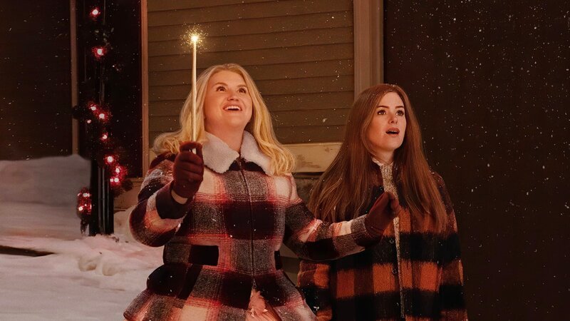 L-R: Eleanor (Jillian Bell) und Mackenzie Walsh (Isla Fisher) – Bild: Disney+