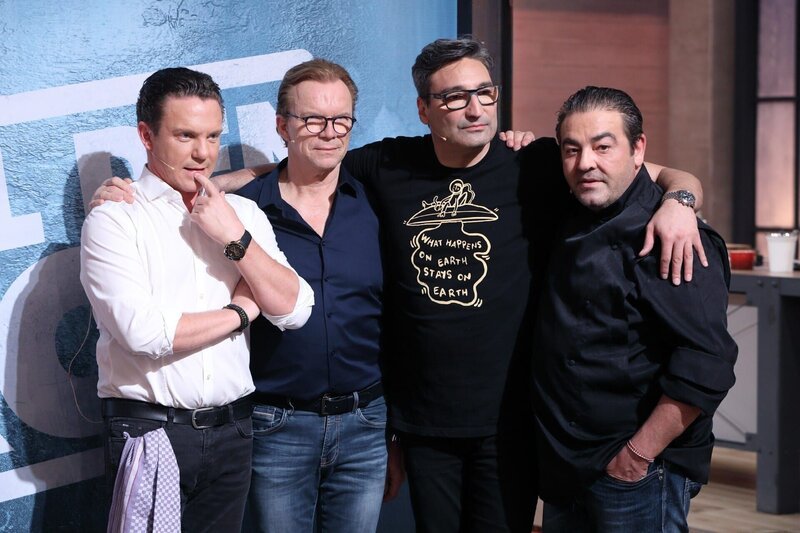 V.l.: Stefan Mross, Wolfgang Lippert, Mousse T. und Coach Juan Amador – Bild: TVNOW /​ Frank W. Hempel
