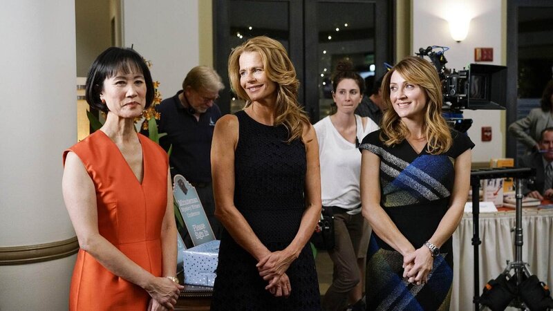 V.l.: Tess Gerritsen (spielt sich selbst), Samantha Caspary (Serena Scott Thomas), Maura Isles (Sasha Alexander) – Bild: SUPER RTL /​ Warner Bros.