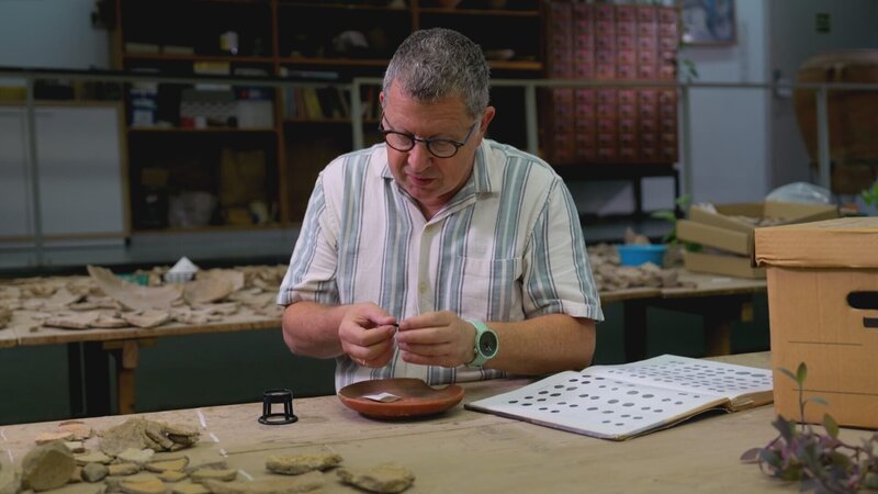 Dr. Guy Steibel dokumentiert Artefakte in seinem Büro in Tel Aviv, Israel. – Bild: Windfall Films