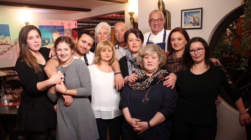 Rainer Sass mit dem Team Restaurant Santorini – Bild: NDR/​dmfilm/​Florian Kruck
