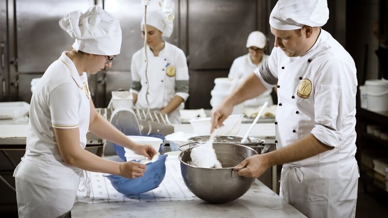 Der Genuss von süßem Kleingebäck – von den Wiener Zuckerbäckern kunstvoll geformt und raffiniert gewürzt. Im Bild: Vier Bäcker in der Küche. Weiteres Bildmaterial finden Sie unter www.br-foto.de. – Bild: ORF/Schukoff/Alexander Schukoff Der Genuss von süßem Kleingebäck – von den Wiener Zuckerbäckern kunstvoll geformt und raffiniert gewürzt. Im Bild: Vier Bäcker in der Küche. Weiteres Bildmaterial finden Sie unter www.br-foto.de. – Bild: ORF/Schukoff/Alexander Schukoff