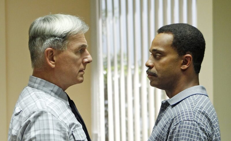 Rückblick auf einen Auftrag vor 20 Jahren: Gibbs (Mark Harmon, l.) und Leon Vance (Rocky Carroll, l.) … – Bild: CBS Television