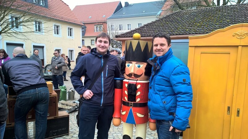 Stefan Schmidt (l.) hat auf dem Flohmarkt bei Marco Heuberg (r.) den Nussknacker ersteigert – Bild: RTL II
