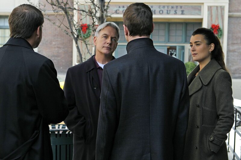 Probationary Agent Ziva David (Cote de Pablo) und Special Agent Leroy Jethro Gibbs (Mark Harmon) untersuchen das Verschwinden eines Navy petty officer, der der einzige Zeuge in einem bevorstehenden Mordprozess ist. – Bild: CBS Television