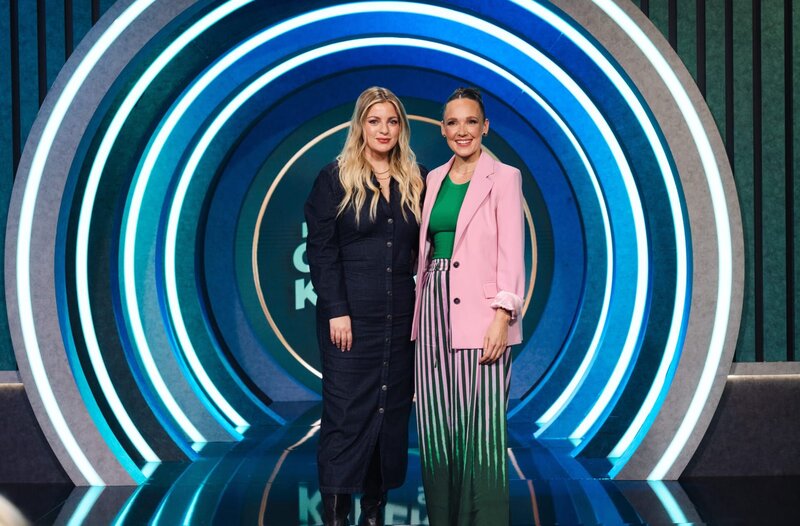 Zu Gast bei Moderatorin Carolin Kebekus (r): Laura Larsson (deutsche Radiomoderatorin, Podcasterin und Autorin) – Bild: WDR/​Ben Knabe