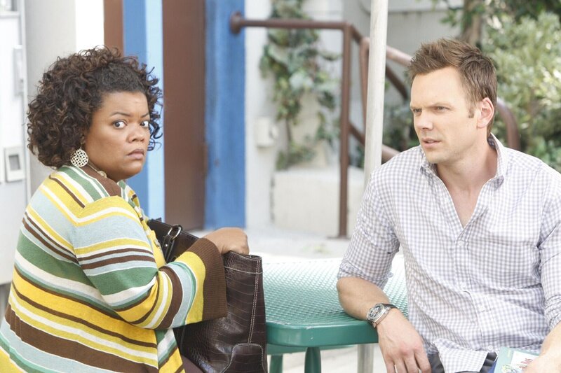 Finden sich zu einer friedlichen Klatsch und Tratsch-Interessengemeinschaft über Brittas neuen Freund zusammen: Jeff (Joel McHale, r.) und Shirley (Yvette Nicole Brown, l.) … – Bild: CPT Holdings, Inc. All Rights Reserved. Lizenzbild frei