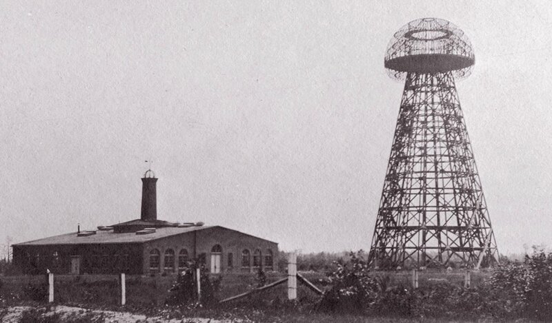 Nikola Teslas Vision für die weltweite drahtlose Stromversorgung wurde durchkreuzt, als der Finanzier J.P. Morgan es ablehnte, das Projekt weiterzufinanzieren. Dieser für die drahtlose Vision entwickelte Wardenclyffe-Turm in Long Island wurde kurz darauf abgerissen. – Bild: Marc Seifer Archives Lizenzbild frei