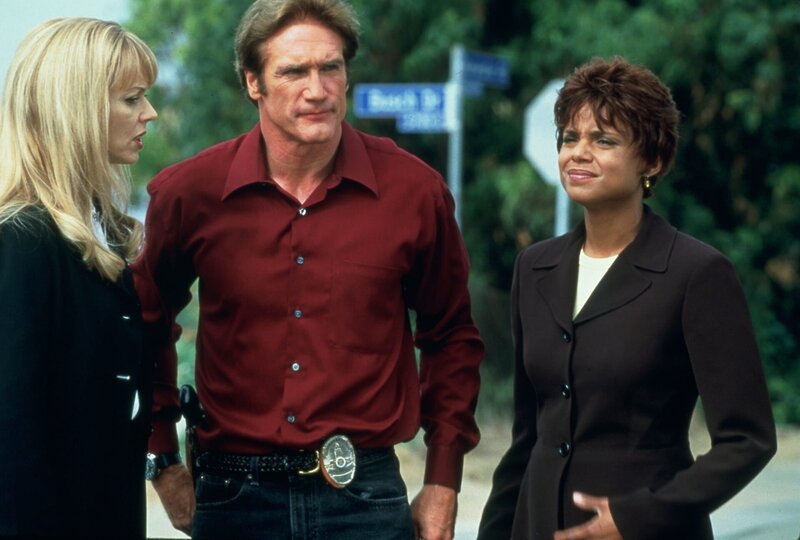 (v.l.n.r.) Kay Ludlow (Shelley Long); Steve Sloan (Barry Van Dyke); Amanda Bentley-Livingston (Victoria Rowell) – Bild: MMXVII CBS Broadcasting Inc. Lizenzbild frei
