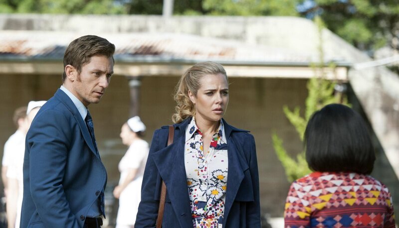 Dr. Andrew Patterson (Dan Hamill, l.); Joan (Jessica Marais, Mitte) – Bild: Sony Pictures Television /​ Daniel Asher Smith