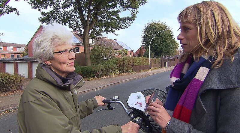 Sandra Eckardt fragt eine Passantin, ob sie Alfred auf dem Foto wiedererkennt. – Bild: MG RTL D