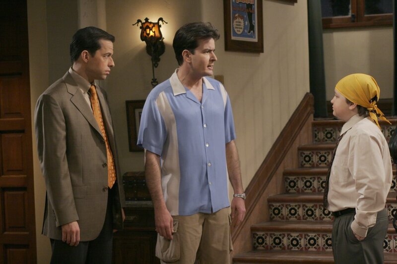 (v.l.n.r.) Alan Harper (Jon Cryer); Charlie Harper (Charlie Sheen); Jake Harper (Angus T. Jones) – Bild: Warner Bros. Entertainment, Inc.