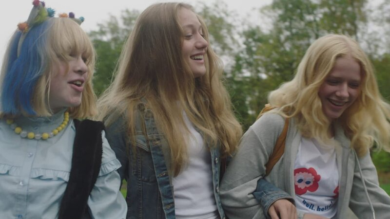 Tara (Maya Ystenes), Ylva (Ine Vinnes) und Sanne (Tilde Ender Søvik) sind gute Freundinnen – so soll es auch bleiben, auch jetzt, wo Ylva und Tara in eine andere Klasse als Sanne gekommen sind. – Bild: ZDF/​NRK Super