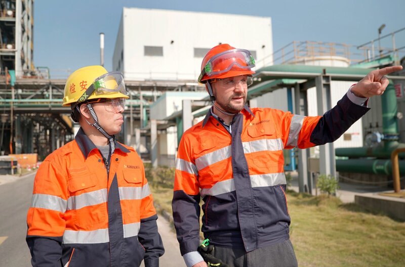 Michael Schmidt von der Bundesanstalt für Rohstoffe (BGR) (r.) besichtigt eine der größten Lithium-Raffinerien der Welt. China kontrolliert damit den Weltmarkt. – Bild: SWR/​diwafilm/​Daniel Harrich /​ ZDF