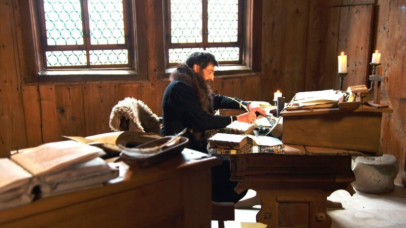 Filmszene: Martin Luther übersetzt die Bibel auf der Wartburg – Bild: MDR