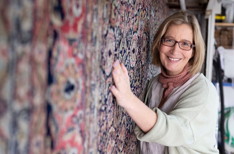 Wellness für den Wollteppich. Yvonne Willicks zeigt, wie alte Familienschätze im neuen Glanz erstrahlen und welche Hausmittel beim schnellen Einsatz gegen Flecken auf Polster und Textilien helfen. – Bild: WDR/​Solis TV/​Melanie Grande