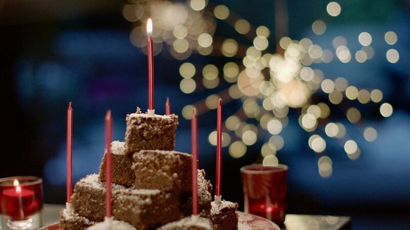 Von herrlich rosafarbenen Cocktails bis hin zu Krapfen steht die Weihnachtszeit vor der Tür und Nigella bringt Freude, Wärme und einen kleinen Küchentourismus mit Essen, das selbst die dunkelsten Tage aufhellt. – Bild: BBC