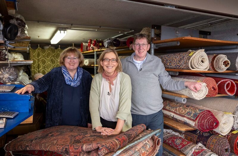Wellness für Yvonnes alten Wollteppich. Die Hauswirtschaftsmeisterin (Mitte) besucht Werner (l) und Dagmar Heyduck (r). Die Reinigungsprofis wissen, wie Flecken dauerhaft entfernt werden können. Dazu gibt’s nützliche Tipps für die dauerhafte Fleckentfernung mit Hausmitteln und den Einsatz von Reinigungsgeräten. – Bild: WDR/​Solis TV/​Melanie Grande