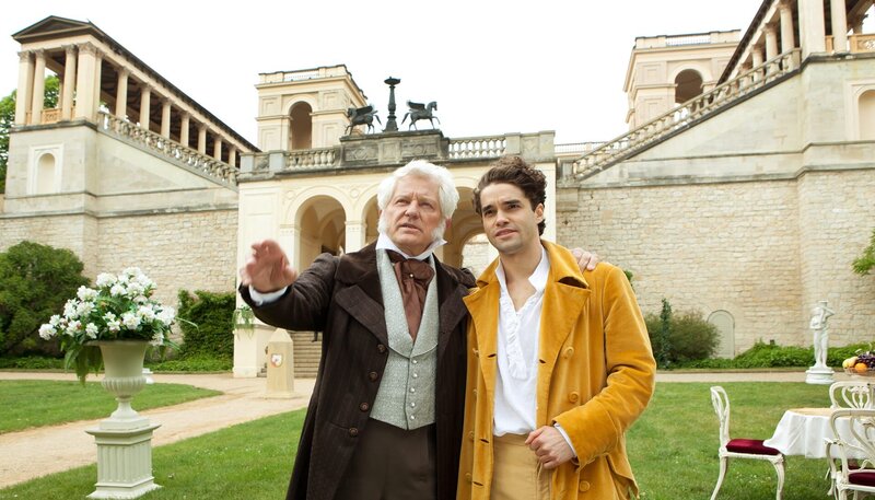 König Wenzel (Miroslav Nemec, links) und der Prinz Marius (Max Befort). – Bild: rbb/​Daniela Incoronato