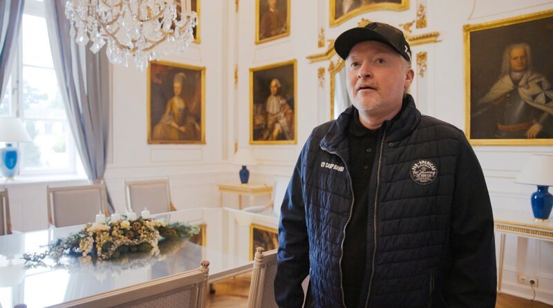 Joey Kelly im Schloss Gymnich.; WDR Fernsehen DREI SCHLÖSSER, EIN TRAUM, „Von Königen und Kurfürsten bis zur Kelly Family“, Film von Maike von Galen und Gereon Helmes, am Freitag (22.11.24) um 20:15 Uhr. Joey Kelly im Schloss Gymnich. © WDR/Ansager & Schnipselmann/Michaela Stauten, honorarfrei – Verwendung gemäß der AGB im engen inhaltlichen, redaktionellen Zusammenhang mit genannter WDR-Sendung bei Nennung „Bild: WDR/Ansager & Schnipselmann/Michaela Stauten“ (S2+). WDR Kommunikation/Redaktion Bild, Köln, Tel: 0221/220 -7132 oder -7133, Fax: -777132, bildkommunikation@wdr.de – Bild: WDR/Ansager & Schnipselmann/Michaela Stauten Joey Kelly im Schloss Gymnich.; WDR Fernsehen DREI SCHLÖSSER, EIN TRAUM, „Von Königen und Kurfürsten bis zur Kelly Family“, Film von Maike von Galen und Gereon Helmes, am Freitag (22.11.24) um 20:15 Uhr. Joey Kelly im Schloss Gymnich. © WDR/Ansager & Schnipselmann/Michaela Stauten, honorarfrei – Verwendung gemäß der AGB im engen inhaltlichen, redaktionellen Zusammenhang mit genannter WDR-Sendung bei Nennung „Bild: WDR/Ansager & Schnipselmann/Michaela Stauten“ (S2+). WDR Kommunikation/Redaktion Bild, Köln, Tel: 0221/220 -7132 oder -7133, Fax: -777132, bildkommunikation@wdr.de – Bild: WDR/Ansager & Schnipselmann/Michaela Stauten