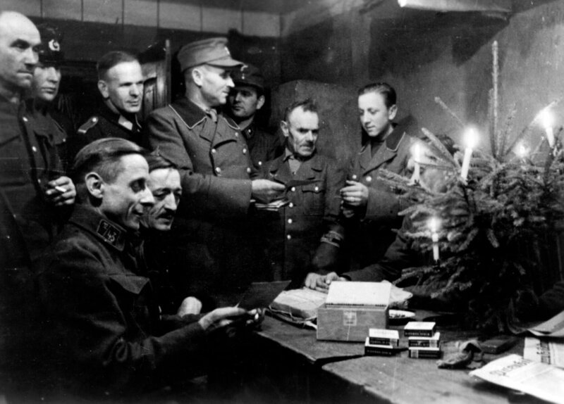Soldaten erhalten zu Weihnachten Pakete. – Bild: ORF/​Pammer Film/​APA