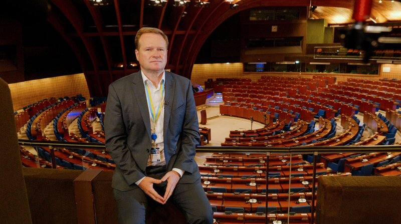 Der deutsche Abgeordnete Frank Schwabe im Europarat. Dass Politiker sich von Aserbaidschan und möglicherweise anderen Ländern kaufen lassen, habe er sich nicht vorstellen können, sagt er heute. – Bild: SWR/​Daniel Harrich/​diwafilm /​ ZDF