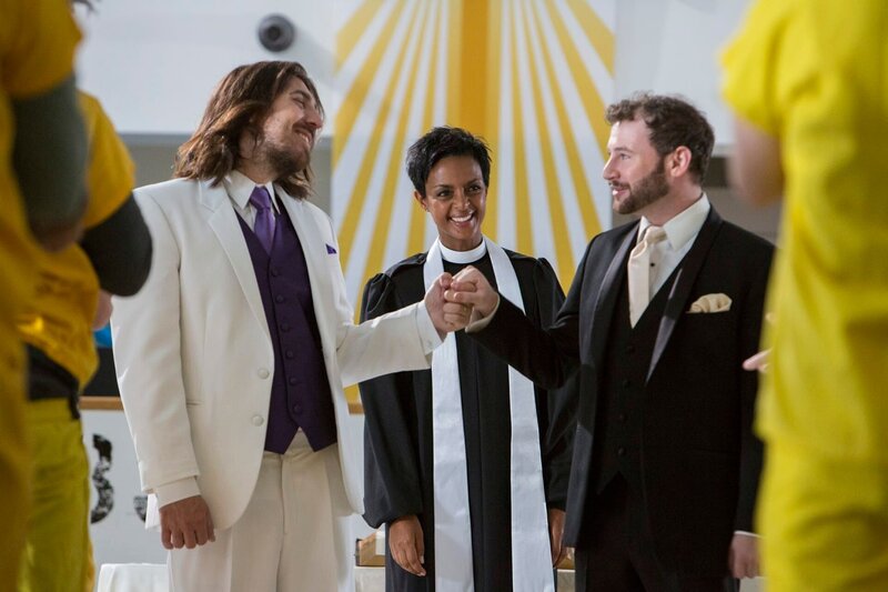 Gefängnispfarrerin Gwen Reynolds (Dennenesch Zoudé) traut die beiden Gefangenen Lars (re: Benjamin Hoey) und Stan (li: Aaron Dore) im Beisein vieler Insassen. – Bild: ZDF/​Keiko Hiromi