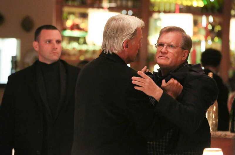 L-R: Leroy Jethro Gibbs (Mark Harmon) and  Marine Sergeant John Ross (Drew Carey) – Bild: MMXVI by CBS Studios Inc.All rights reserved.