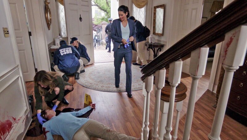 Eine Frau zieht sich bei einem Treppensturz tödliche Kopfverletzungen zu. Was zunächst als tragischer Unfall erscheint, entpuppt sich schließlich als heimtückischer Mord. Det. Jane Rizzoli (Angie Harmon, r.) und Dr. Maura Isles (Sasha Alexander) sichern die Spuren am Tatort. – Bild: SUPER RTL