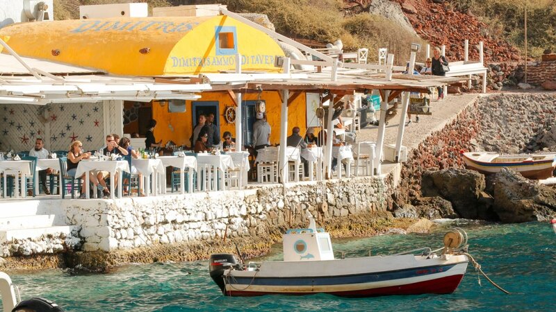 Sonnenschein und Meer auf der Terasse von „Dimitris Ammoudi Taverna“. – Bild: ORF/​Warner/​The Travel Channel