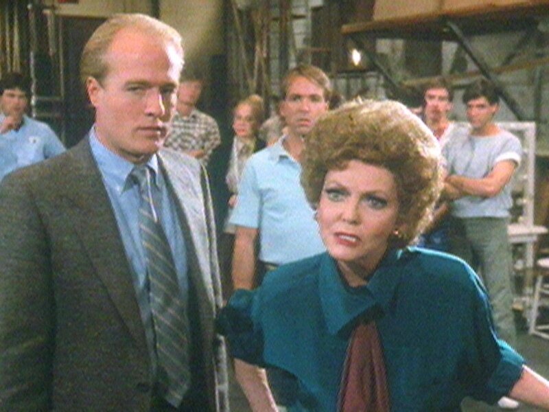 Hollywood-Diva Rita (Vivian Blaine) und ihr Sohn Barry (Gregg Henry) haben Meinungsverschiedenheiten mit dem Regisseur des Musicals. – Bild: Warner TV Serie