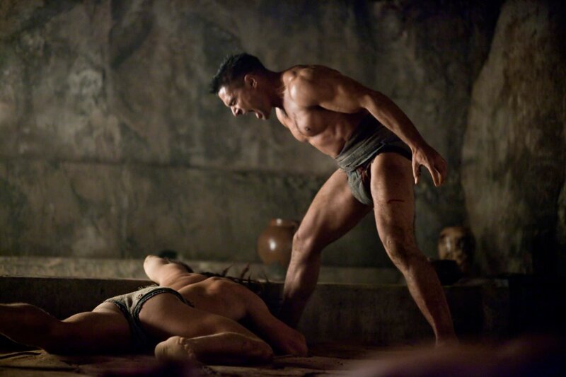 Als neuer Champion der Gladiatoren nimmt Spartacus seine Bestimmung als Anführer wahr. Er befiehlt Crixus (Manu Bennett, r.), sich vorerst zu schonen. Doch Crixus verhält sich uneinsichtig … – Bild: Starz Entertainment, LLC