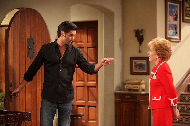 Evelyn Harper (Holland Taylor, r.) – Bild: ATV