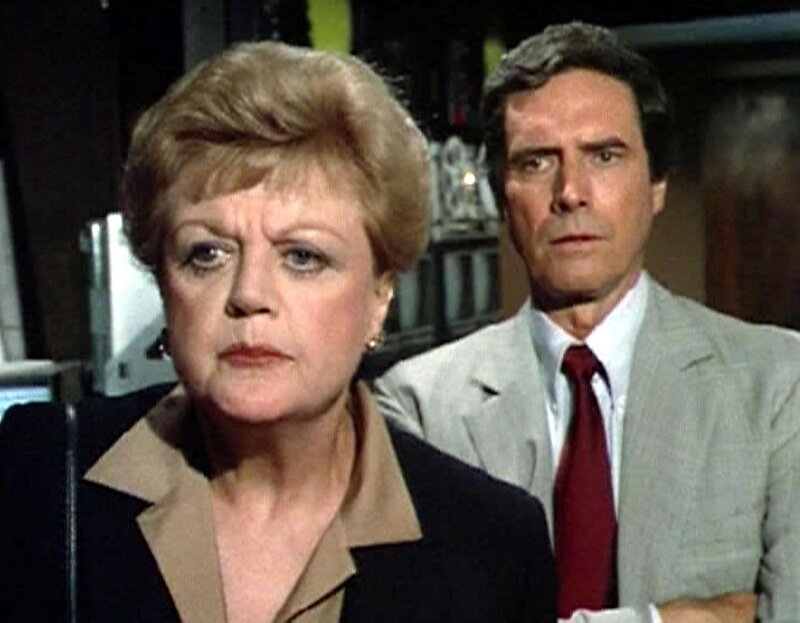 Zusammen mit Lieutenant Kershaw (Braford Dillman) begibt sich Jessica Fletcher (Angela Lansbury) auf die Suche nach dem Mörder des berühmten Jazzmusikers Ben Coleman. – Bild: Warner TV Serie